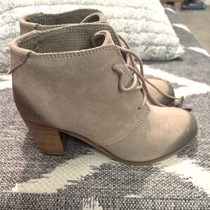 TOMS Booties in size 6!
Color taupe with darker shade on the tips!
$45
